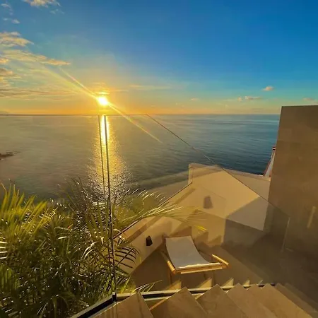 Toucan's Nest: Landing In Paradise